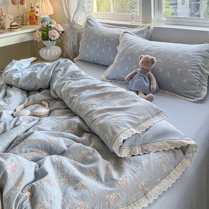 91家纺网 家纺一手货源 找家纺 Mata蔓塔家 2025新款云感双层纱全棉镂空花边四件套 蓝风铃