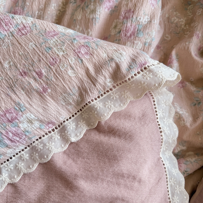 91家纺网 家纺一手货源 找家纺 Mata蔓塔家 2025新款云感双层纱全棉镂空花边四件套 落樱小屋