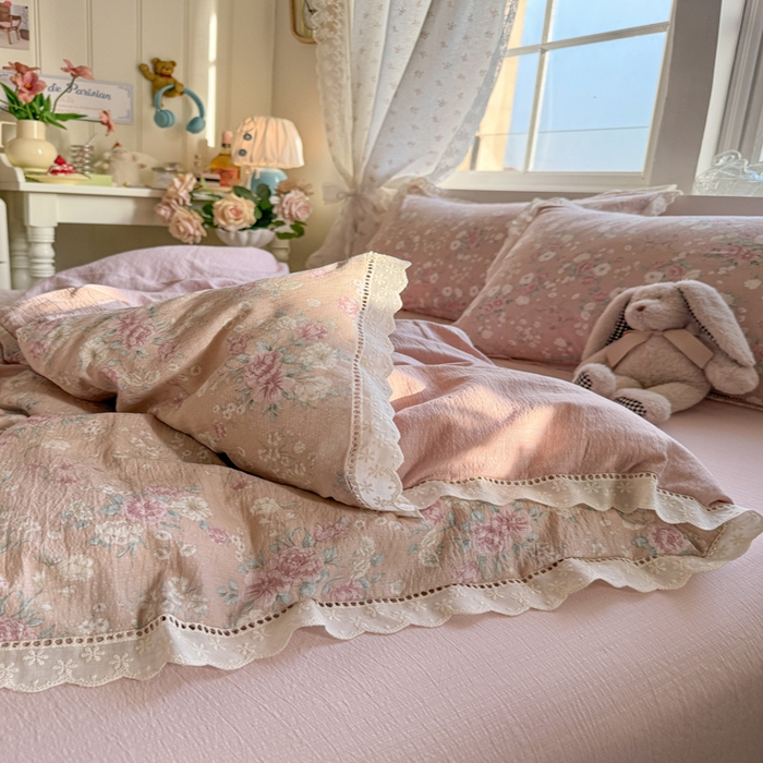 91家纺网 家纺一手货源 找家纺 Mata蔓塔家 2025新款云感双层纱全棉镂空花边四件套 落樱小屋