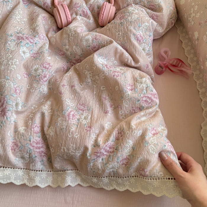 91家纺网 家纺一手货源 找家纺 Mata蔓塔家 2025新款云感双层纱全棉镂空花边四件套 落樱小屋