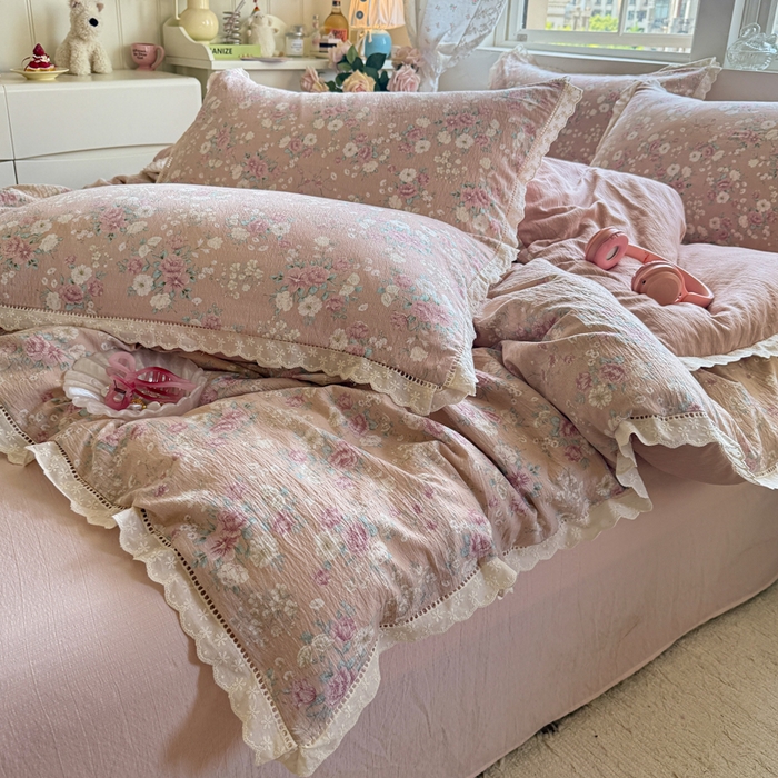 91家纺网 家纺一手货源 找家纺 Mata蔓塔家 2025新款云感双层纱全棉镂空花边四件套 落樱小屋