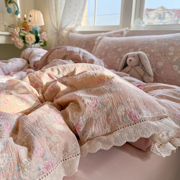 91家纺网 家纺一手货源 找家纺 Mata蔓塔家 2025新款云感双层纱全棉镂空花边四件套 落樱小屋