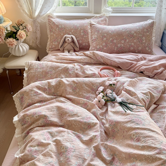 91家纺网 家纺一手货源 找家纺 Mata蔓塔家 2025新款云感双层纱全棉镂空花边四件套 落樱小屋