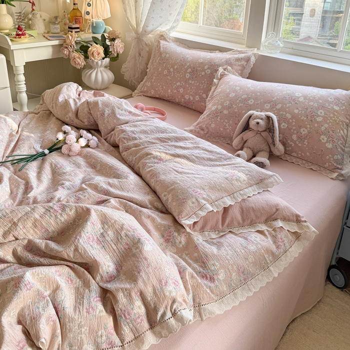 91家纺网 家纺一手货源 找家纺 Mata蔓塔家 2025新款云感双层纱全棉镂空花边四件套 落樱小屋