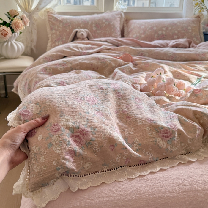 91家纺网 家纺一手货源 找家纺 Mata蔓塔家 2025新款云感双层纱全棉镂空花边四件套 落樱小屋