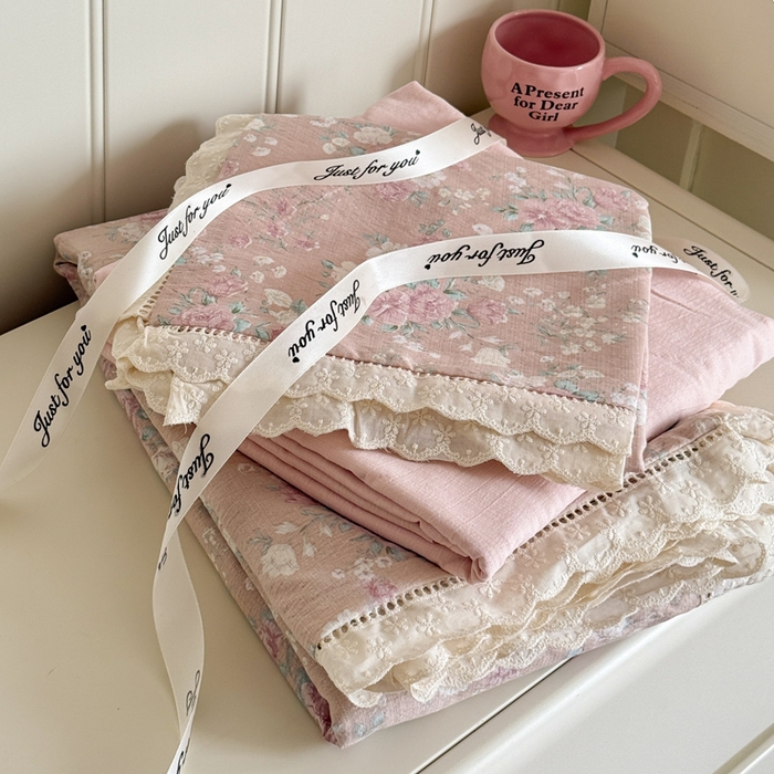 91家纺网 家纺一手货源 找家纺 Mata蔓塔家 2025新款云感双层纱全棉镂空花边四件套 落樱小屋