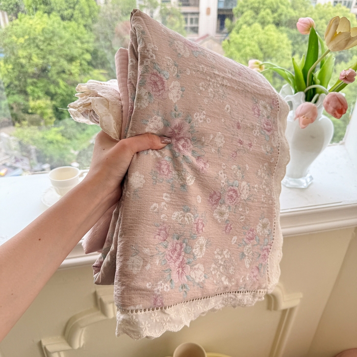 91家纺网 家纺一手货源 找家纺 Mata蔓塔家 2025新款云感双层纱全棉镂空花边四件套 落樱小屋