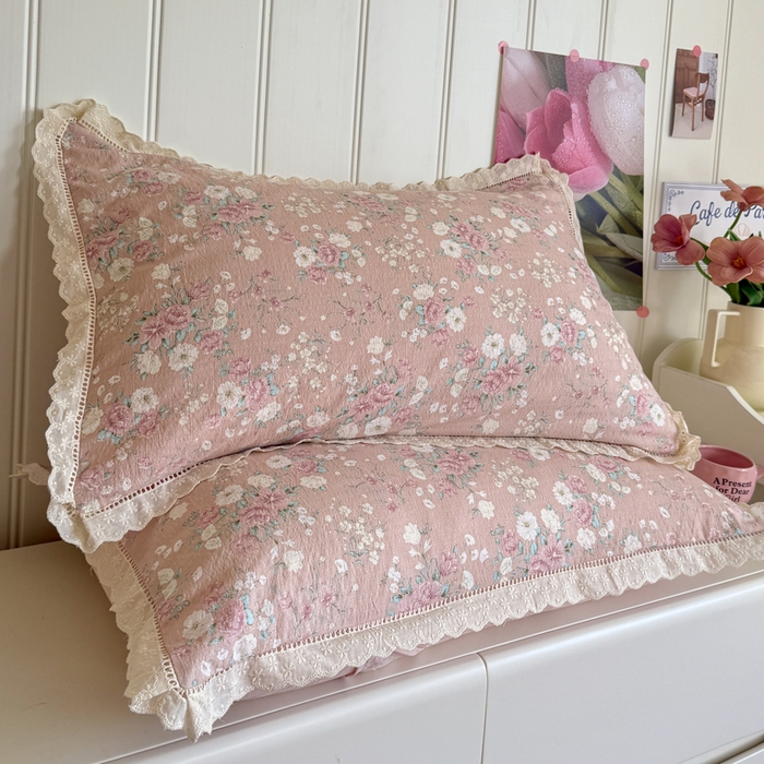 91家纺网 家纺一手货源 找家纺 Mata蔓塔家 2025新款云感双层纱全棉镂空花边四件套 落樱小屋