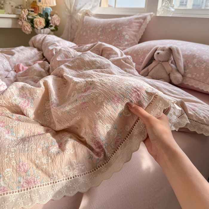 91家纺网 家纺一手货源 找家纺 Mata蔓塔家 2025新款云感双层纱全棉镂空花边四件套 落樱小屋