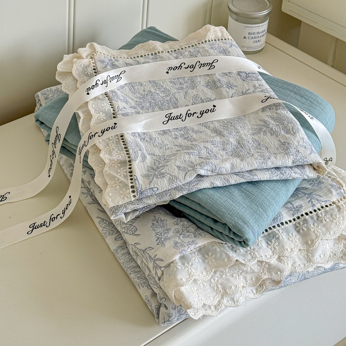 91家纺网 家纺一手货源 找家纺 Mata蔓塔家 2025新款云感双层纱全棉镂空花边四件套 青花瓷