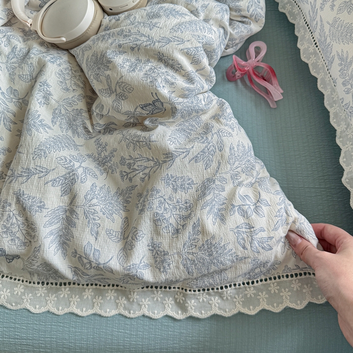 91家纺网 家纺一手货源 找家纺 Mata蔓塔家 2025新款云感双层纱全棉镂空花边四件套 青花瓷