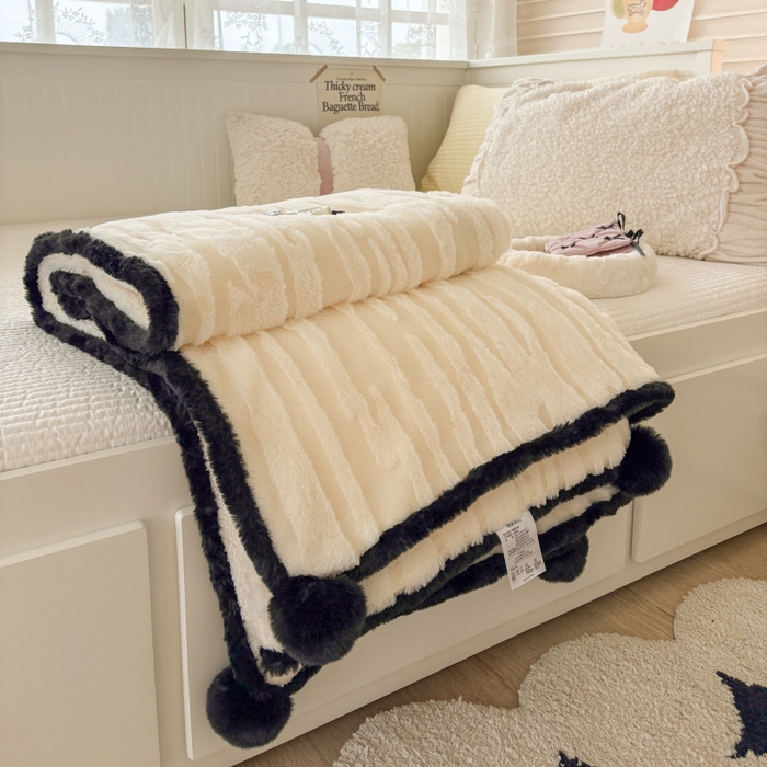 91家纺网 家纺一手货源 找家纺 潮邦创意家居2025新款全新升级阳离子提花兔毛球毯-雪兔波纹系列 雪兔波纹-雾绒白