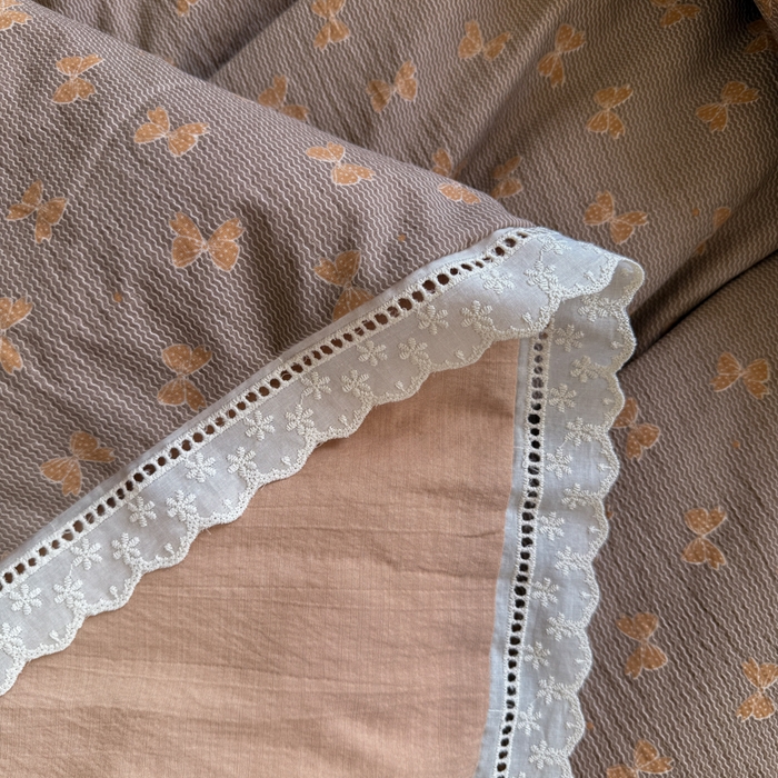 91家纺网 家纺一手货源 找家纺 Mata蔓塔家 2025新款云感双层纱全棉镂空花边四件套 肉桂