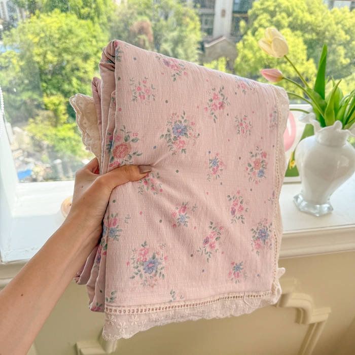 91家纺网 家纺一手货源 找家纺 Mata蔓塔家 2025新款云感双层纱全棉镂空花边四件套 颂歌