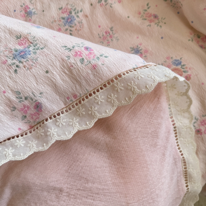 91家纺网 家纺一手货源 找家纺 Mata蔓塔家 2025新款云感双层纱全棉镂空花边四件套 颂歌