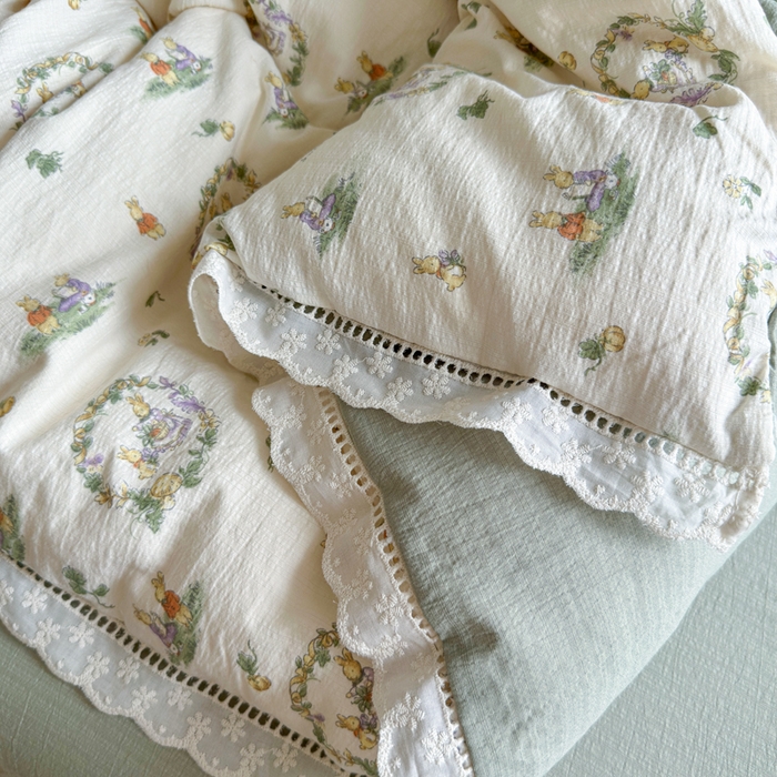 91家纺网 家纺一手货源 找家纺 Mata蔓塔家 2025新款云感双层纱全棉镂空花边四件套 兔子琴曲