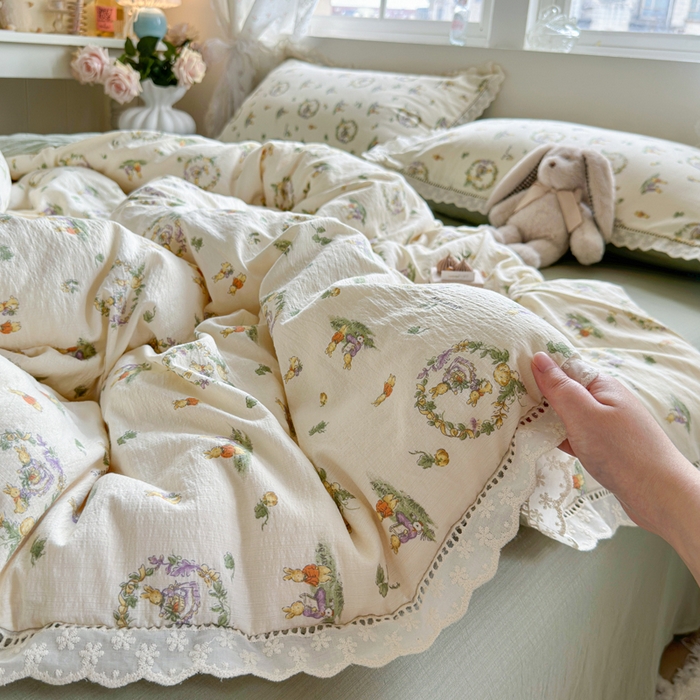 91家纺网 家纺一手货源 找家纺 Mata蔓塔家 2025新款云感双层纱全棉镂空花边四件套 兔子琴曲