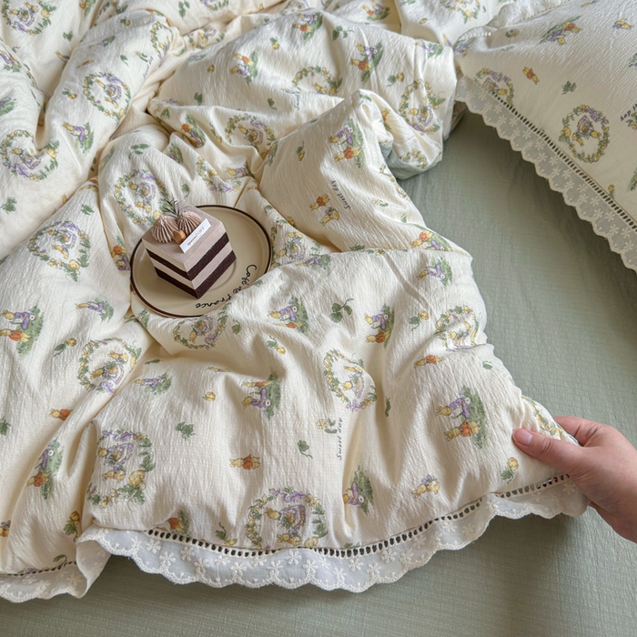 91家纺网 家纺一手货源 找家纺 Mata蔓塔家 2025新款云感双层纱全棉镂空花边四件套 兔子琴曲