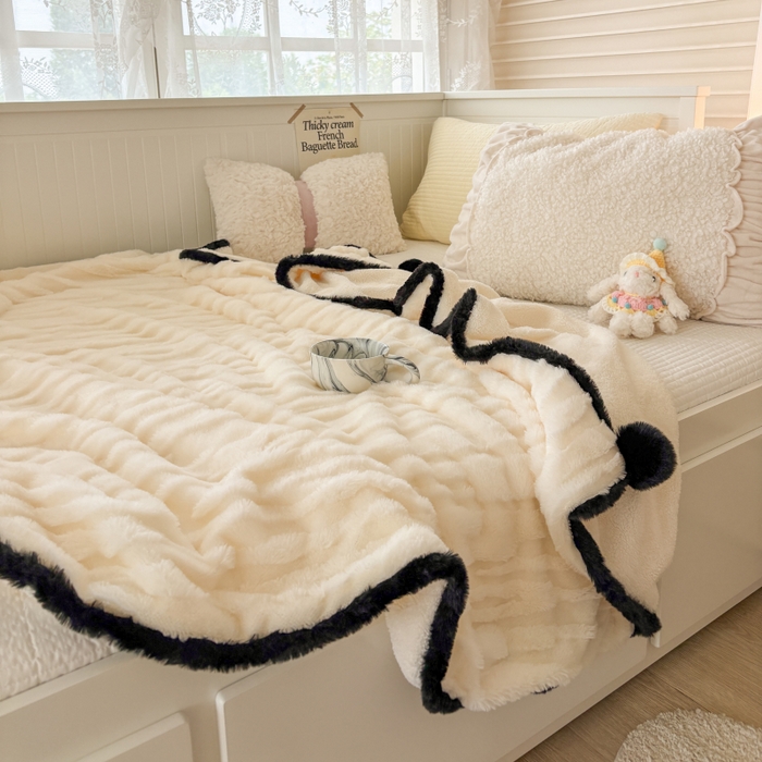 91家纺网 家纺一手货源 找家纺 潮邦创意家居2025新款全新升级阳离子提花兔毛球毯-雪兔波纹系列 雪兔波纹-雾绒白