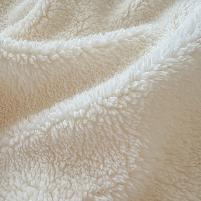 91家纺网 家纺一手货源 找家纺 潮邦创意家居2025新款全新升级阳离子提花兔毛球毯-雪兔波纹系列 雪兔波纹-雾绒白