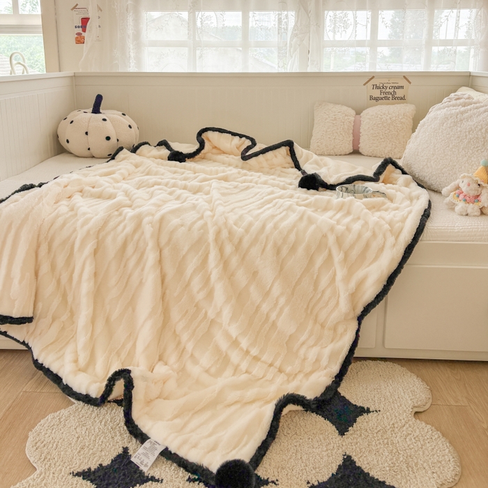 91家纺网 家纺一手货源 找家纺 潮邦创意家居2025新款全新升级阳离子提花兔毛球毯-雪兔波纹系列 雪兔波纹-雾绒白