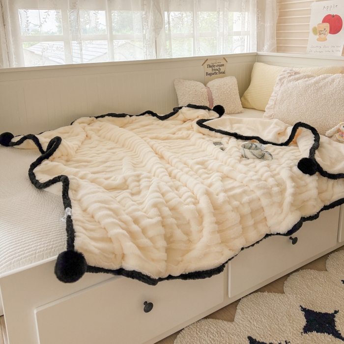 91家纺网 家纺一手货源 找家纺 潮邦创意家居2025新款全新升级阳离子提花兔毛球毯-雪兔波纹系列 雪兔波纹-雾绒白