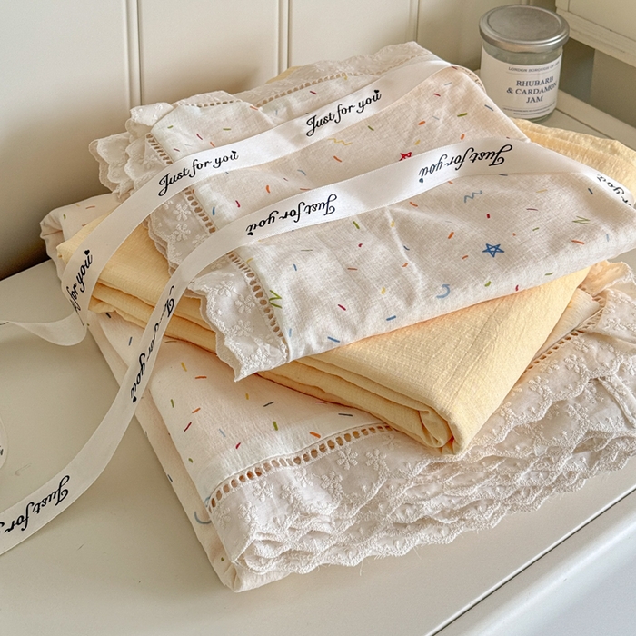 91家纺网 家纺一手货源 找家纺 Mata蔓塔家 2025新款云感双层纱全棉镂空花边四件套 小彩糖