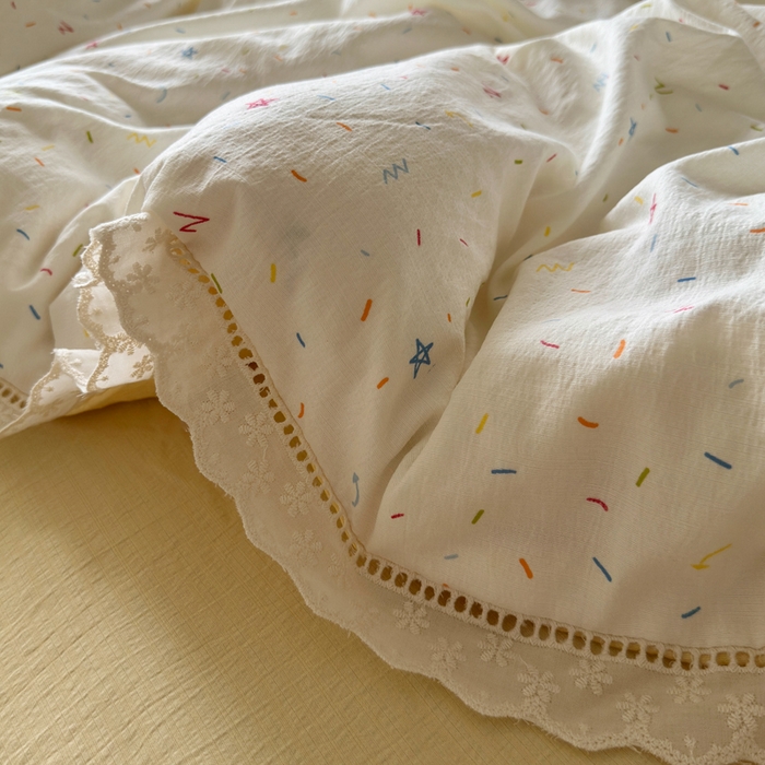 91家纺网 家纺一手货源 找家纺 Mata蔓塔家 2025新款云感双层纱全棉镂空花边四件套 小彩糖