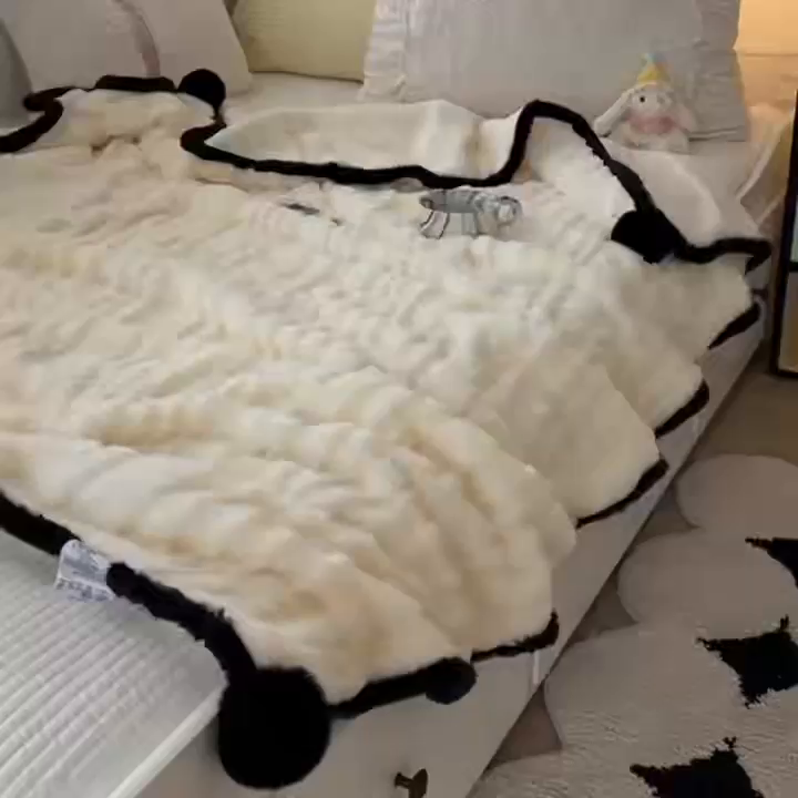 91家纺网 家纺一手货源 找家纺 潮邦创意家居2025新款全新升级阳离子提花兔毛球毯-雪兔波纹系列 雪兔波纹-雾绒白