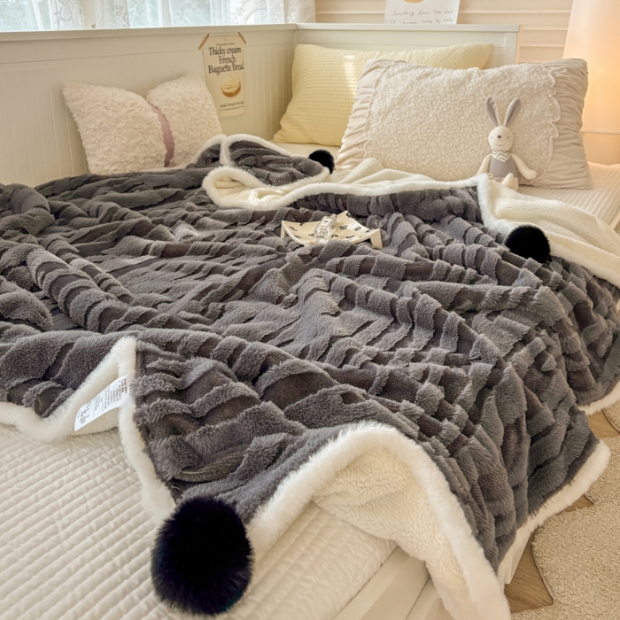91家纺网 家纺一手货源 找家纺 潮邦创意家居2025新款全新升级阳离子提花兔毛球毯-雪兔波纹系列 雪兔波纹-墨分灰