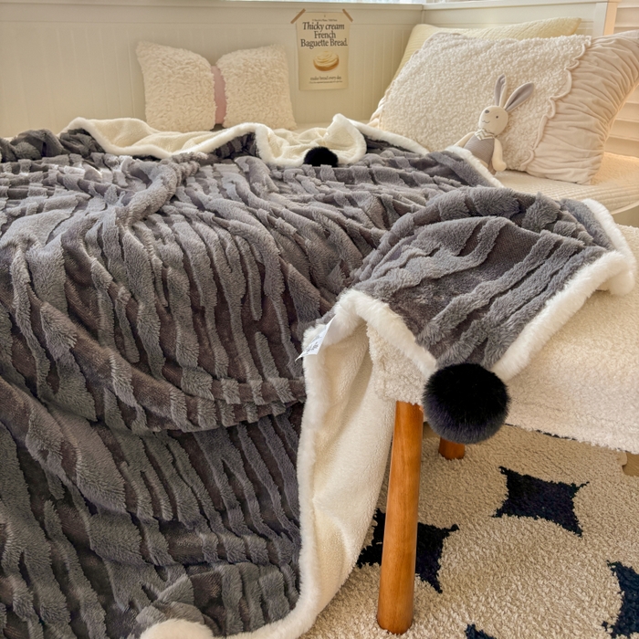 91家纺网 家纺一手货源 找家纺 潮邦创意家居2025新款全新升级阳离子提花兔毛球毯-雪兔波纹系列 雪兔波纹-墨分灰