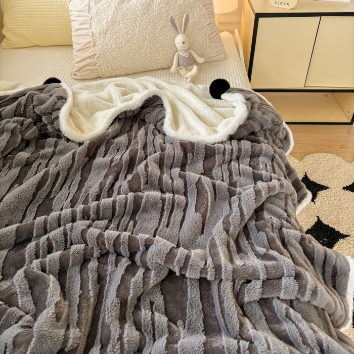 91家纺网 家纺一手货源 找家纺 潮邦创意家居2025新款全新升级阳离子提花兔毛球毯-雪兔波纹系列 雪兔波纹-墨分灰