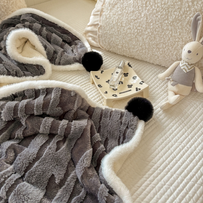 91家纺网 家纺一手货源 找家纺 潮邦创意家居2025新款全新升级阳离子提花兔毛球毯-雪兔波纹系列 雪兔波纹-墨分灰