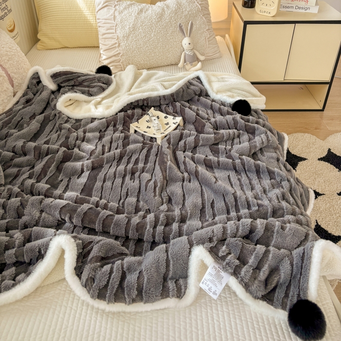 91家纺网 家纺一手货源 找家纺 潮邦创意家居2025新款全新升级阳离子提花兔毛球毯-雪兔波纹系列 雪兔波纹-墨分灰