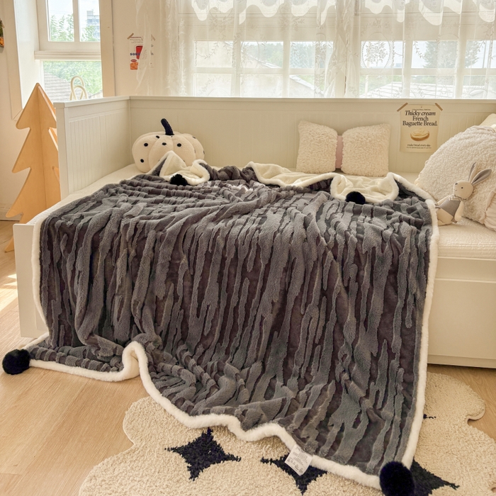 91家纺网 家纺一手货源 找家纺 潮邦创意家居2025新款全新升级阳离子提花兔毛球毯-雪兔波纹系列 雪兔波纹-墨分灰