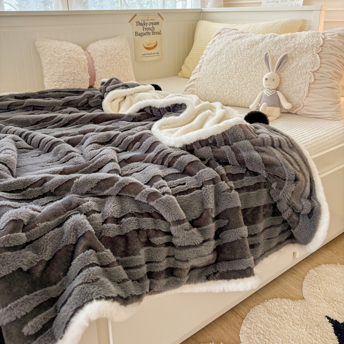 91家纺网 家纺一手货源 找家纺 潮邦创意家居2025新款全新升级阳离子提花兔毛球毯-雪兔波纹系列 雪兔波纹-墨分灰