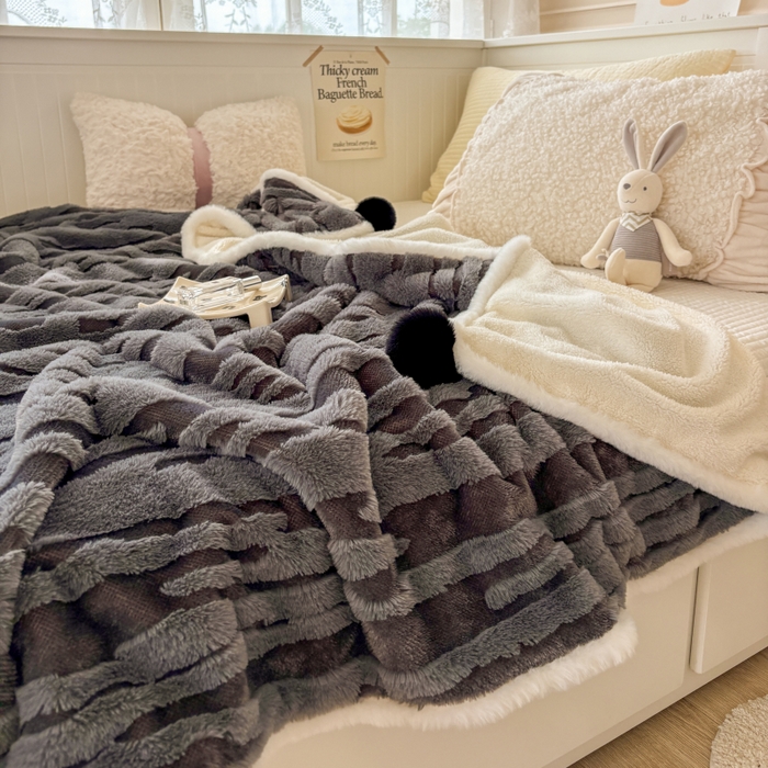 91家纺网 家纺一手货源 找家纺 潮邦创意家居2025新款全新升级阳离子提花兔毛球毯-雪兔波纹系列 雪兔波纹-墨分灰