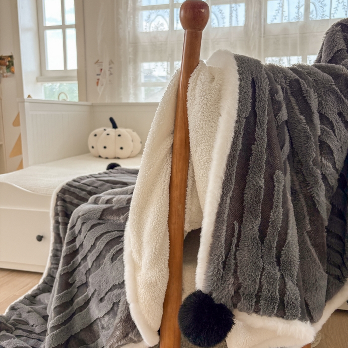 91家纺网 家纺一手货源 找家纺 潮邦创意家居2025新款全新升级阳离子提花兔毛球毯-雪兔波纹系列 雪兔波纹-墨分灰