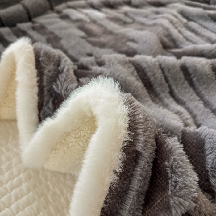 91家纺网 家纺一手货源 找家纺 潮邦创意家居2025新款全新升级阳离子提花兔毛球毯-雪兔波纹系列 雪兔波纹-墨分灰
