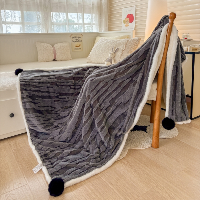 91家纺网 家纺一手货源 找家纺 潮邦创意家居2025新款全新升级阳离子提花兔毛球毯-雪兔波纹系列 雪兔波纹-墨分灰