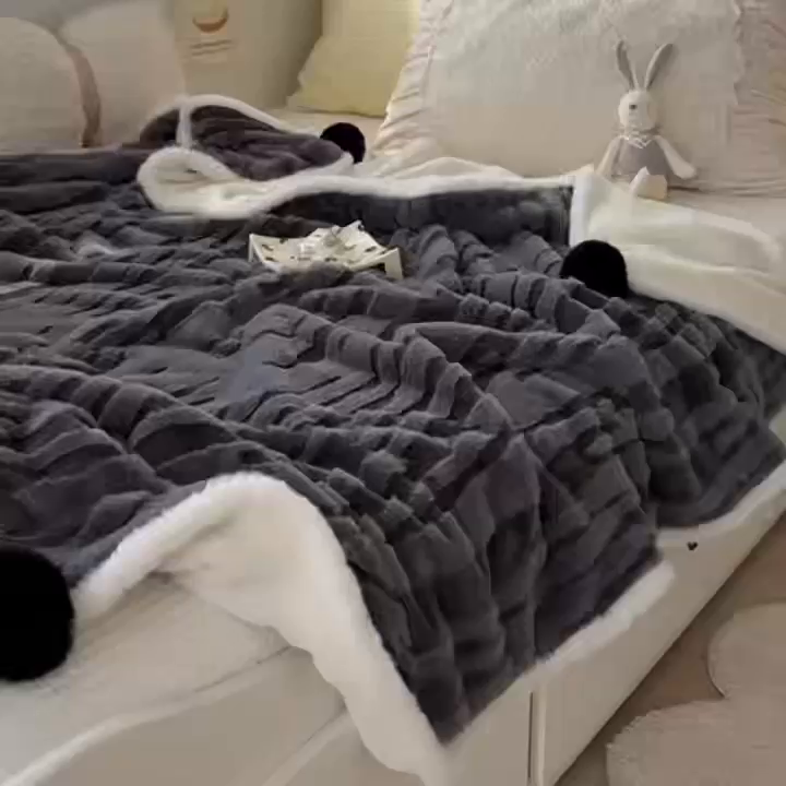 91家纺网 家纺一手货源 找家纺 潮邦创意家居2025新款全新升级阳离子提花兔毛球毯-雪兔波纹系列 雪兔波纹-墨分灰