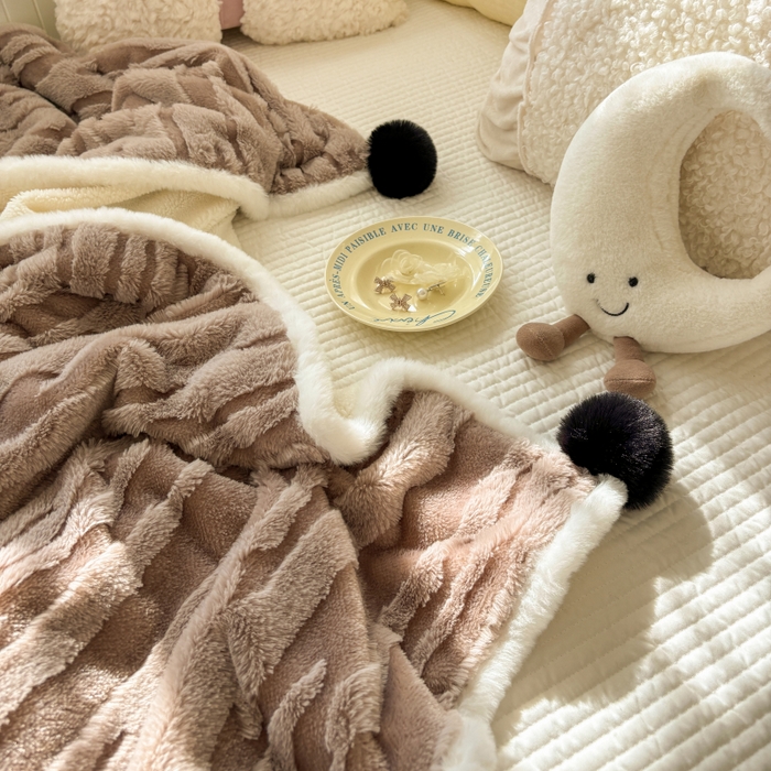 91家纺网 家纺一手货源 找家纺 潮邦创意家居2025新款全新升级阳离子提花兔毛球毯-雪兔波纹系列 雪兔波纹-浅焙咖