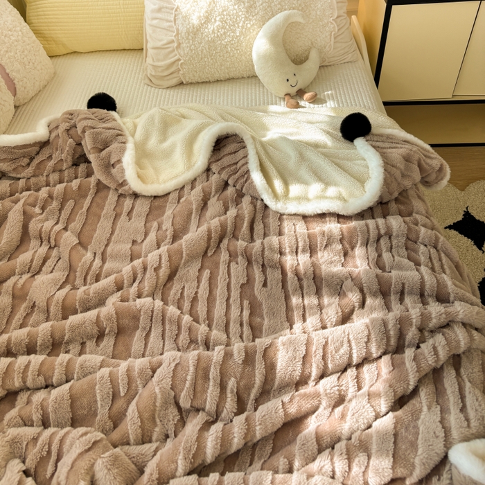 91家纺网 家纺一手货源 找家纺 潮邦创意家居2025新款全新升级阳离子提花兔毛球毯-雪兔波纹系列 雪兔波纹-浅焙咖