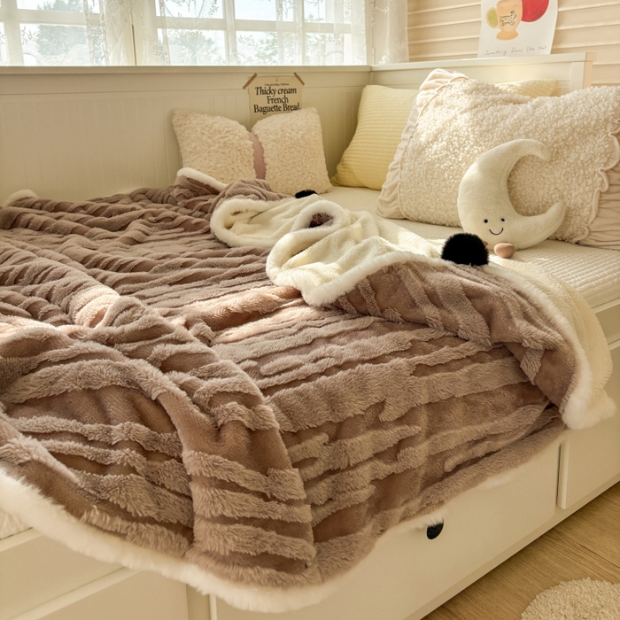 91家纺网 家纺一手货源 找家纺 潮邦创意家居2025新款全新升级阳离子提花兔毛球毯-雪兔波纹系列 雪兔波纹-浅焙咖