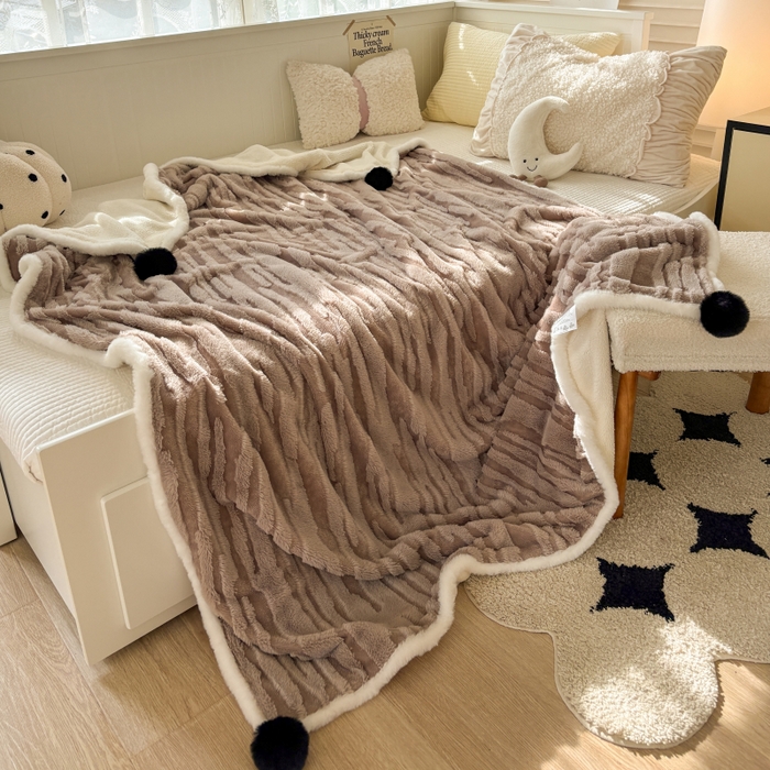 91家纺网 家纺一手货源 找家纺 潮邦创意家居2025新款全新升级阳离子提花兔毛球毯-雪兔波纹系列 雪兔波纹-浅焙咖