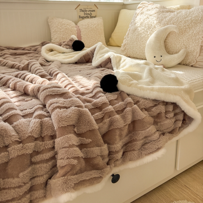 91家纺网 家纺一手货源 找家纺 潮邦创意家居2025新款全新升级阳离子提花兔毛球毯-雪兔波纹系列 雪兔波纹-浅焙咖