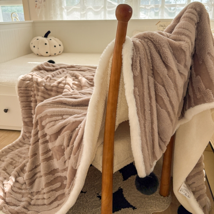 91家纺网 家纺一手货源 找家纺 潮邦创意家居2025新款全新升级阳离子提花兔毛球毯-雪兔波纹系列 雪兔波纹-浅焙咖