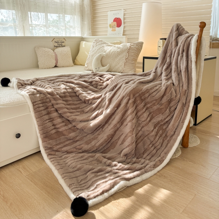 91家纺网 家纺一手货源 找家纺 潮邦创意家居2025新款全新升级阳离子提花兔毛球毯-雪兔波纹系列 雪兔波纹-浅焙咖