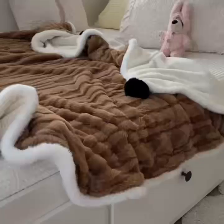 91家纺网 家纺一手货源 找家纺 潮邦创意家居2025新款全新升级阳离子提花兔毛球毯-雪兔波纹系列 雪兔波纹-浅焙咖