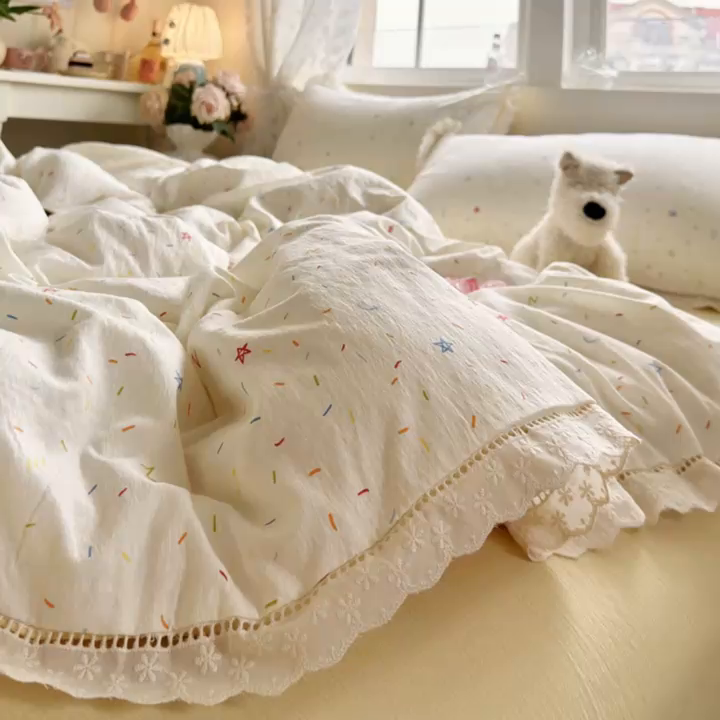 91家纺网 家纺一手货源 找家纺 Mata蔓塔家 2025新款云感双层纱全棉镂空花边四件套 小彩糖